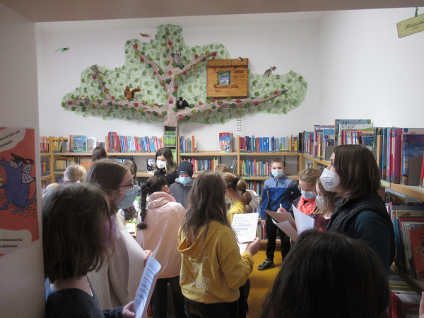 Besuch der Klasse 5b in der Bibliothek Bad Schönborn