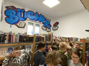 Besuch der 5. Klassen in der Bibliothek Bad Schönborn