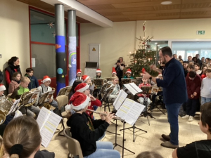 Erster Auftritt der neuen Bläserklasse und Preisverleihung für besonders gelungen Kunstwerke an der Realschule Bad Schönborn  