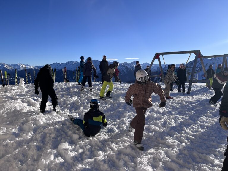 Mehr über den Artikel erfahren RSBS-Skifreizeit der Klassen 8 und 9: Sonne, Schnee und unvergessliche Erlebnisse!