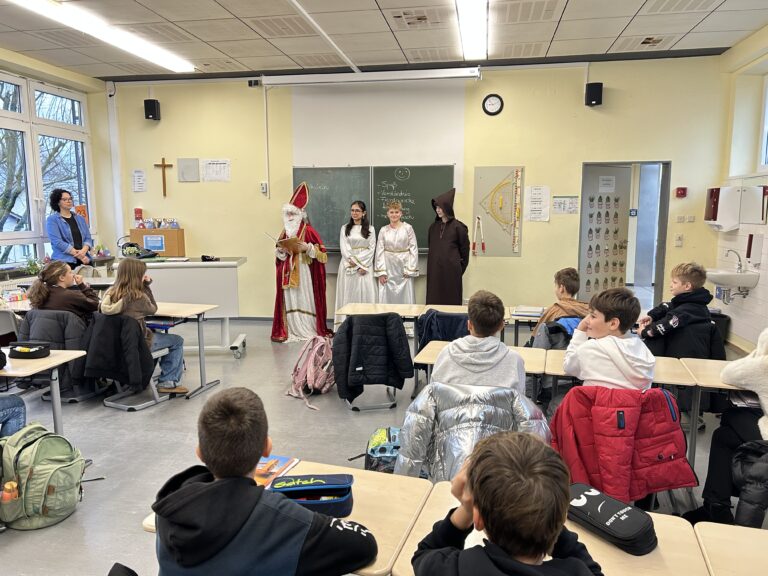 Mehr über den Artikel erfahren Nikolaus bringt vorweihnachtliche Stimmung an die Realschule Bad Schönborn