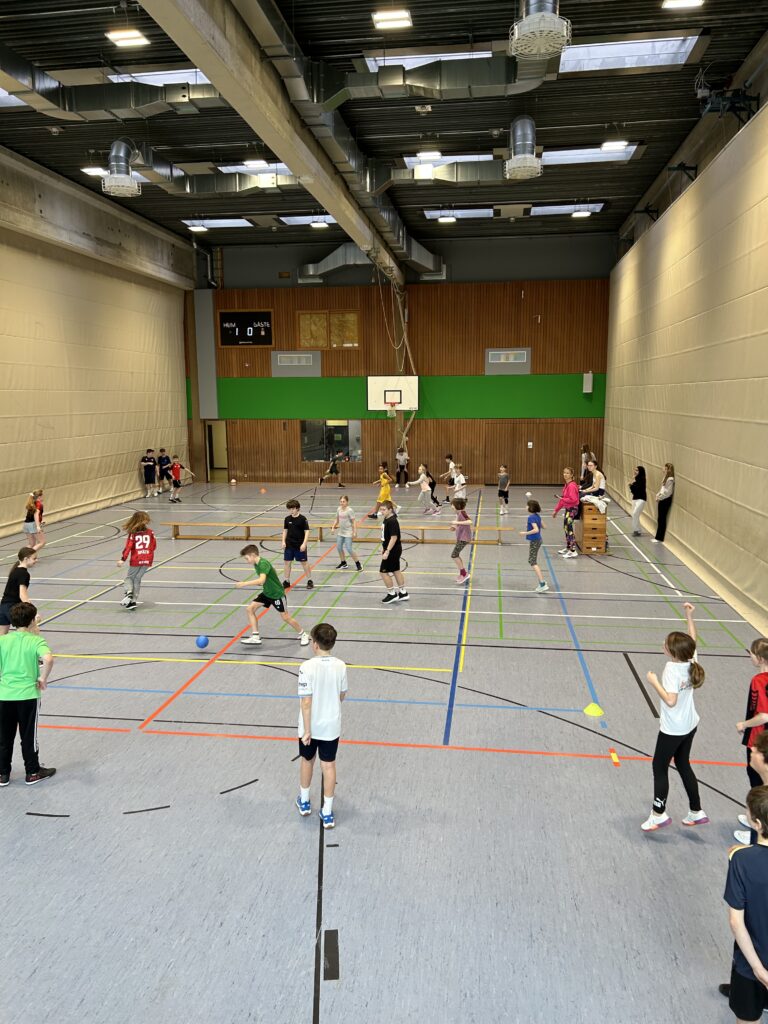 Mehr über den Artikel erfahren Spannendes Völkerballturnier der Klassen 5 und 6 in der Schönbornhalle