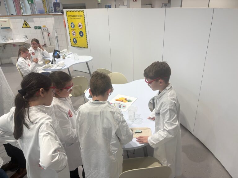 Mehr über den Artikel erfahren Klasse 5c beim Kids‘ Lab der BASF