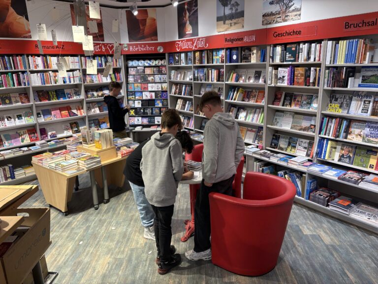 Mehr über den Artikel erfahren Welttag des Buches: Klasse 5c besucht Buchhandlung Braunbarth in Bruchsal