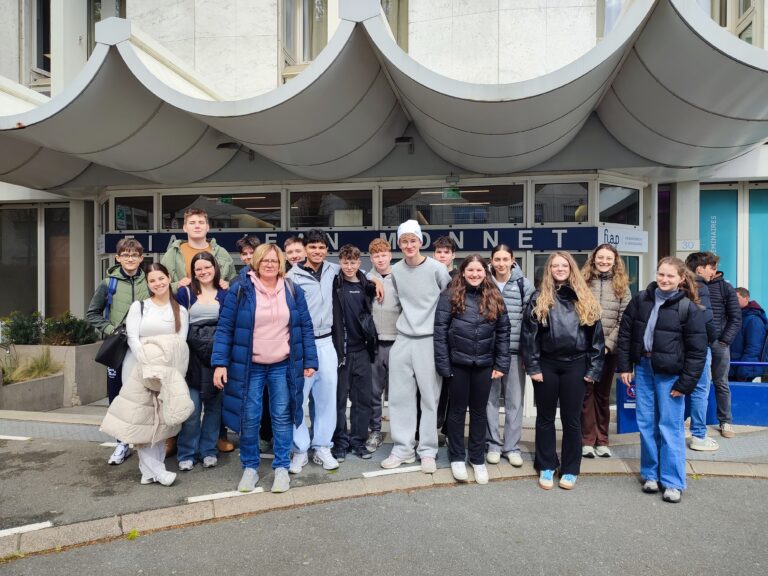Mehr über den Artikel erfahren Dreitägige Parisfahrt der 10. Klassen: Zwischen Sonnenschein, Schneeregen und unvergesslichen Ausblicken