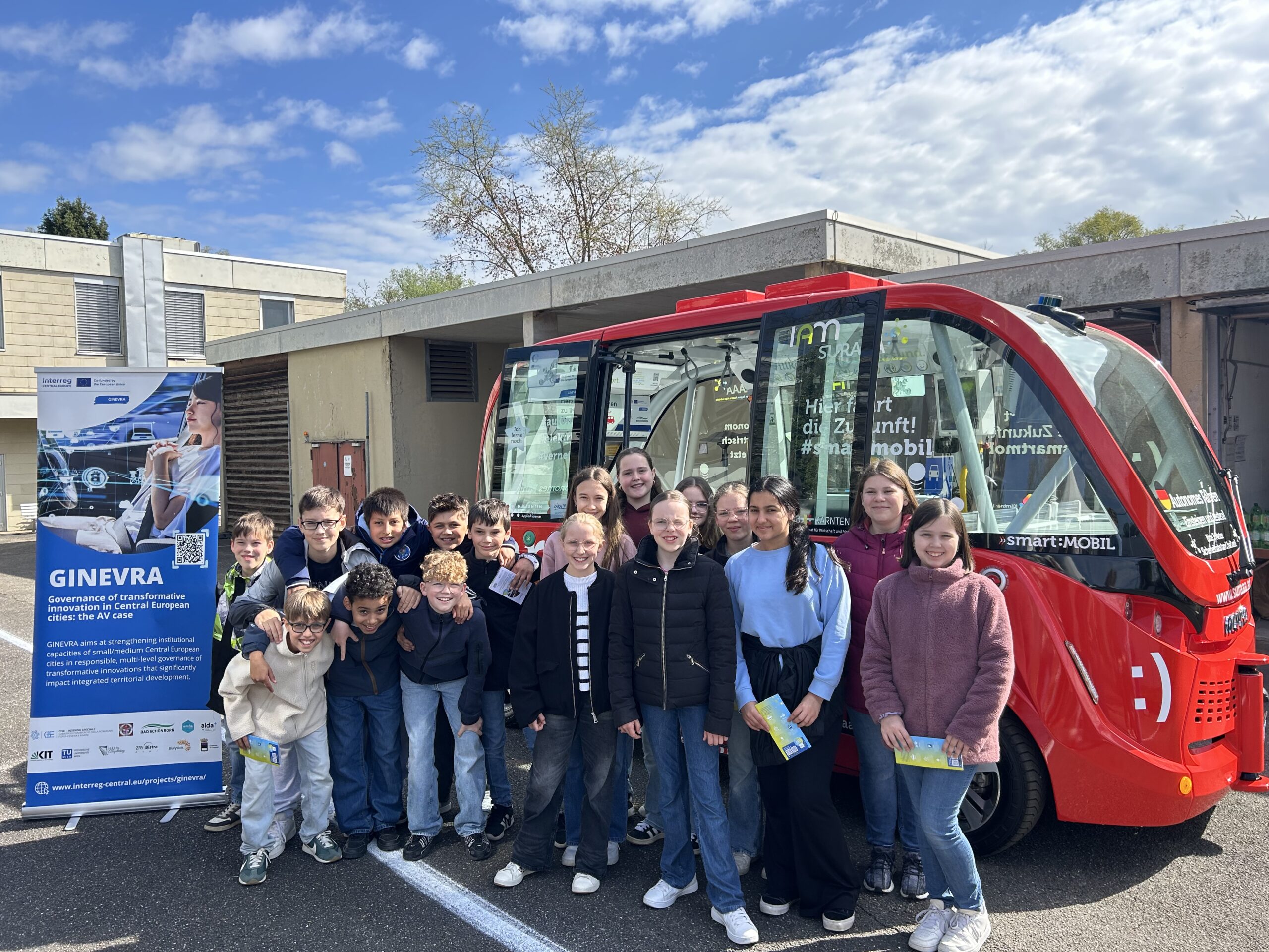 Du betrachtest gerade „Fahrt in die Zukunft“: Realschule Bad Schönborn testet autonomes Shuttle auf dem Außengelände der ehemaligen Pflegeklinik