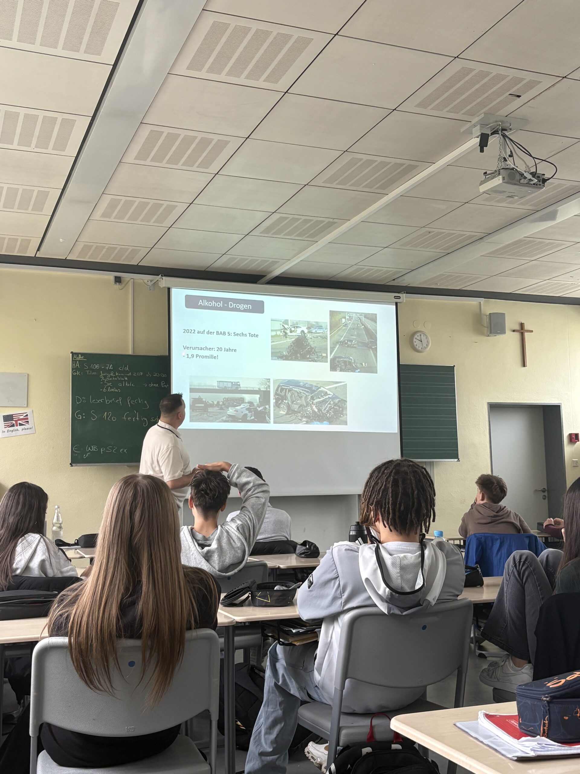 Du betrachtest gerade Polizeihauptmeister klärt auf: Drogenprävention an der Realschule Bad Schönborn