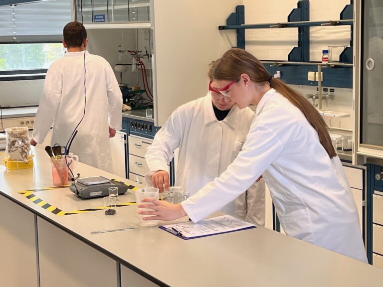 Mehr über den Artikel erfahren Klasse 9c der Realschule Bad Schönborn erforscht die Chemie des Kaffees im BASF Teens Lab