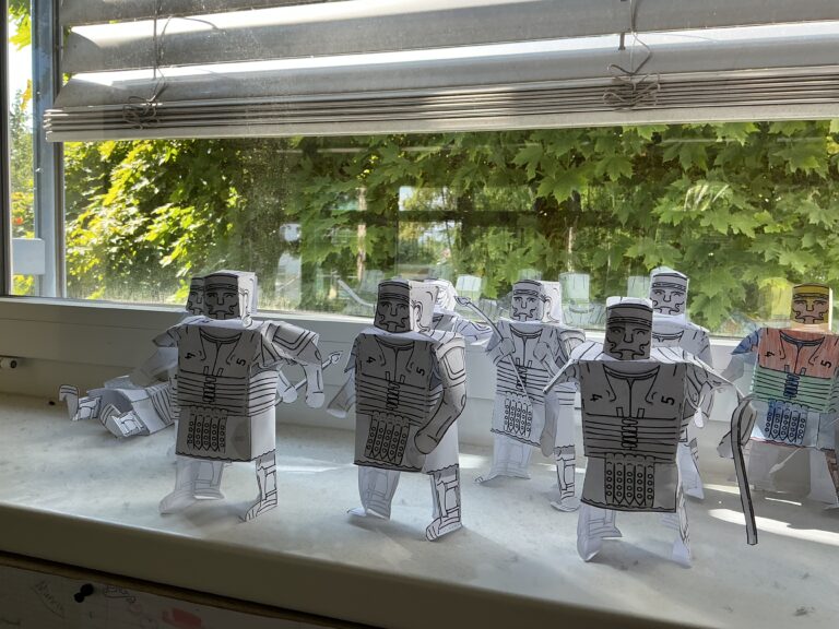 Mehr über den Artikel erfahren Römische Legionäre erobern die Klassenzimmer der Realschule Bad Schönborn