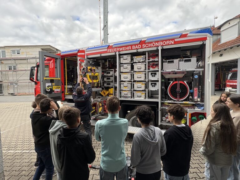 Mehr über den Artikel erfahren Katastrophenschutz hautnah erleben – Sechstklässler der Realschule Bad Schönborn besuchen die Freiwillige Feuerwehr Mingolsheim
