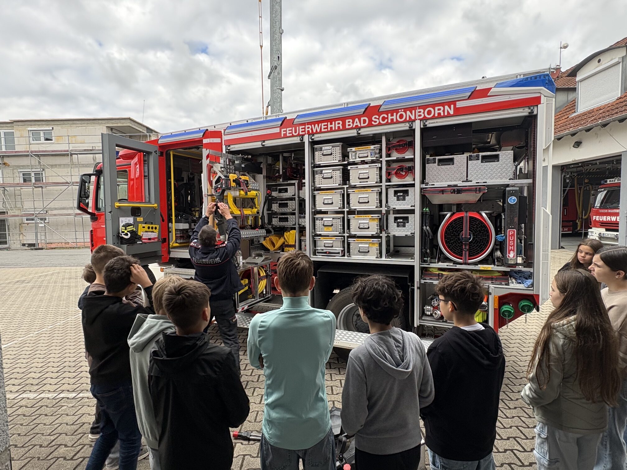 Du betrachtest gerade Katastrophenschutz hautnah erleben – Sechstklässler der Realschule Bad Schönborn besuchen die Freiwillige Feuerwehr Mingolsheim