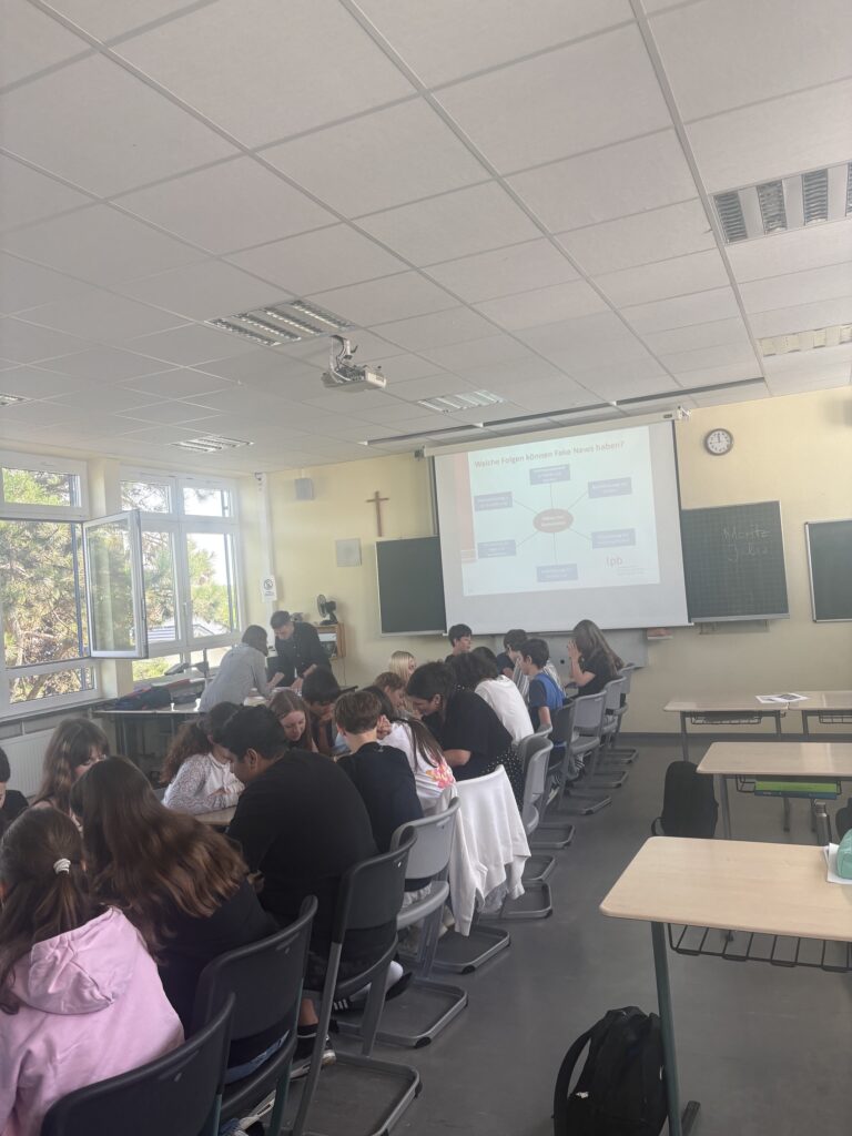 Mehr über den Artikel erfahren Medienkompetenz stärken: Achtklässler der Realschule Bad Schönborn lernen, Fake News zu erkennen