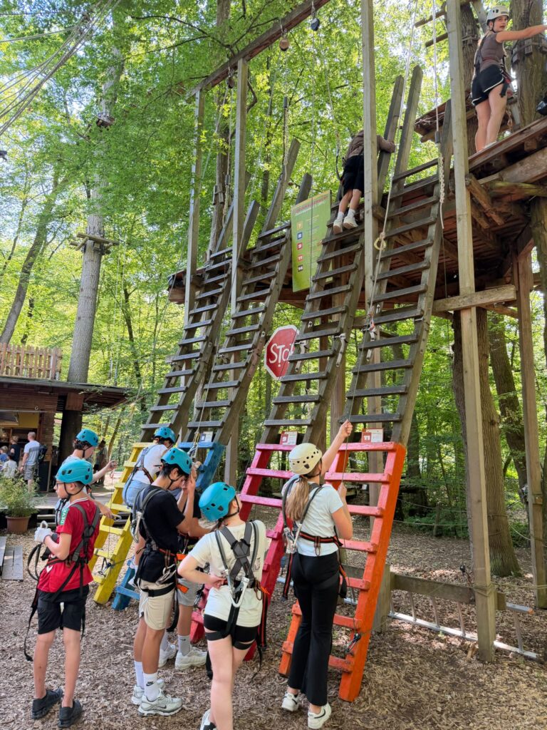 Mehr über den Artikel erfahren Gemeinsam hoch hinaus – Klasse 8a besucht den Klettergarten in Kandel